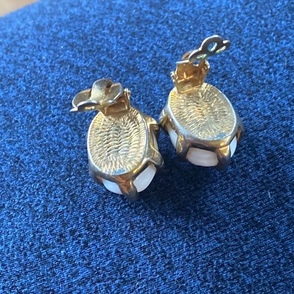 Vintage Milk Glass White Boulders Held by Golden Claws Clip On Earrings - Picture 9 of 15